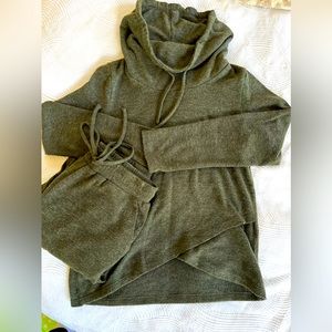 1.State sweater funnel neck sweatshirt and pants